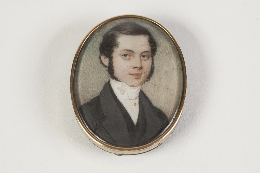 SMALL 19TH CENTURY OVAL PORTRAIT MINIATURE ON IVORY HEAD AND SHOULDERS OF A YOUNG GENTLEMAN with