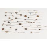 FORTY VARIOUS EARLY TWENTIETH CENTURY AND LATER TIE PINS MAINLY GILT METAL, mostly set with coloured