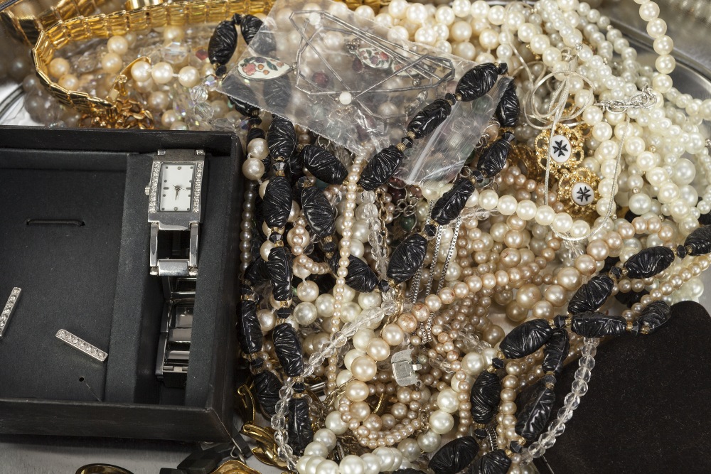 QUANTITY OF COSTUME JEWELLERY including imitation pearly necklaces, lockets, rings and a lady's