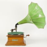 EARLY 20th CENTURY 'THE CECIL' ZONOPHONE, with chromium plated turntable, stylus, arm and winding