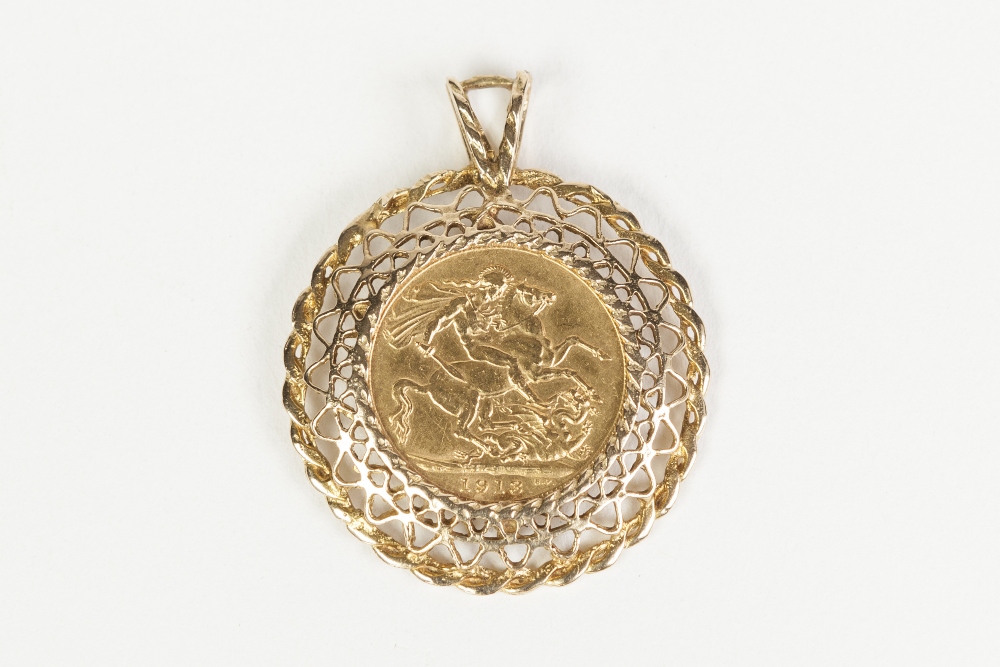 1913 GOLD SOVEREIGN (VF) in fancy pierced gold mount as a pendant, 12.6 gms gross