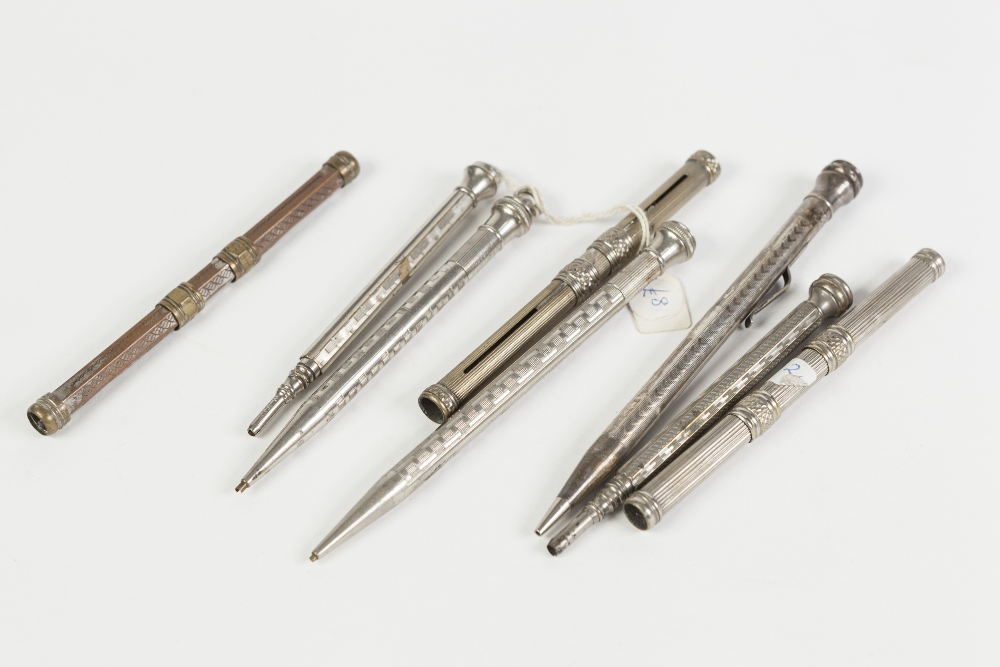 A COLLECTION OF SILVER PLATE AND WHITE METAL PROPELLING PENS AND PENCILS to include an Everest