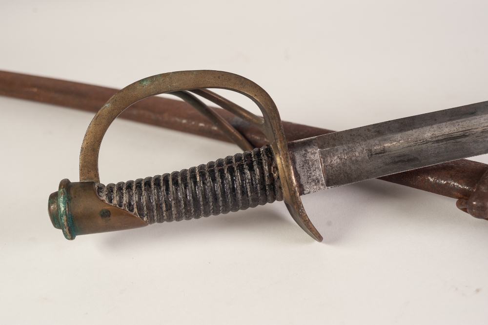 AN UNCOMMON AMERICAN CIVIL WAR PERIOD CAVALRY SWORD in steel scabbard, with openwork brass hilt - Image 4 of 4