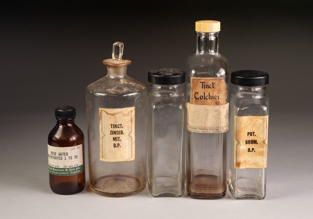 A SELECTION OF GLASS PHARMACY JARS - Image 2 of 3