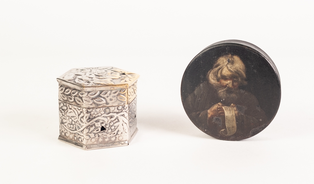 A NINETEENTH CENTURY CIRCULAR PAPIER MACHE SNUFF BOX, with removable cover, painted with a bearded