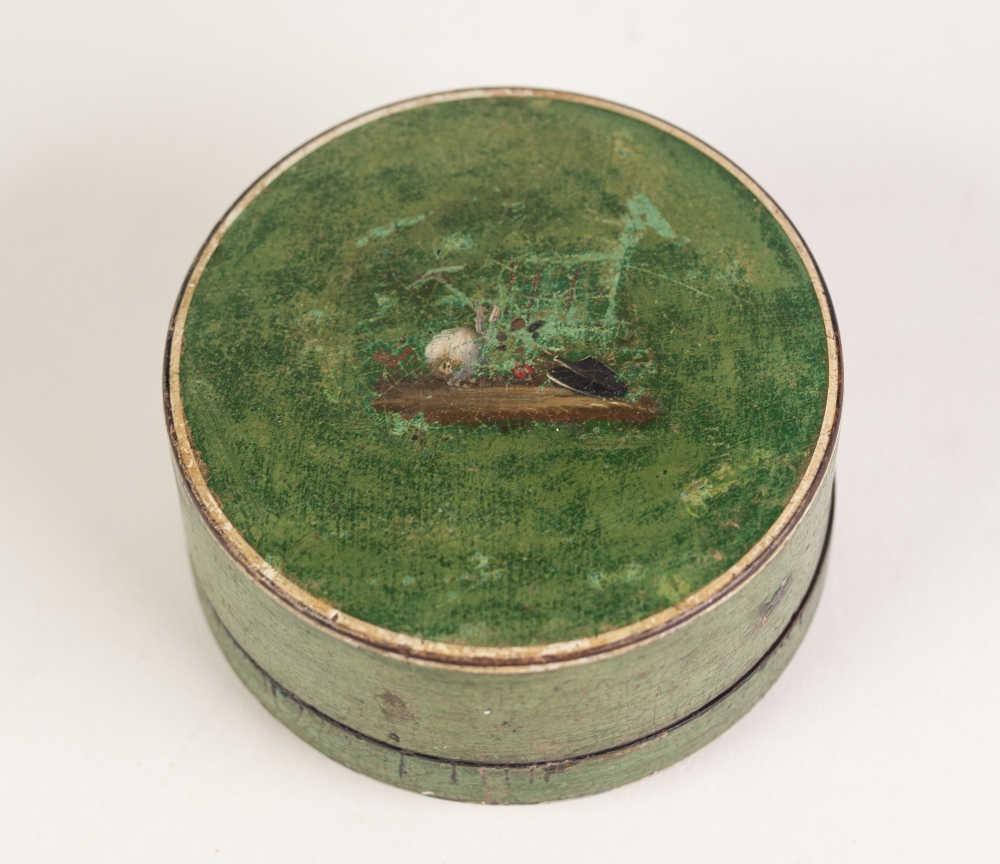 AN EARLY NINETEENTH CENTURY CONTINENTAL CIRCULAR TORTOISESHELL LINED PAPIER MACHE SNUFF BOX, green - Image 2 of 2