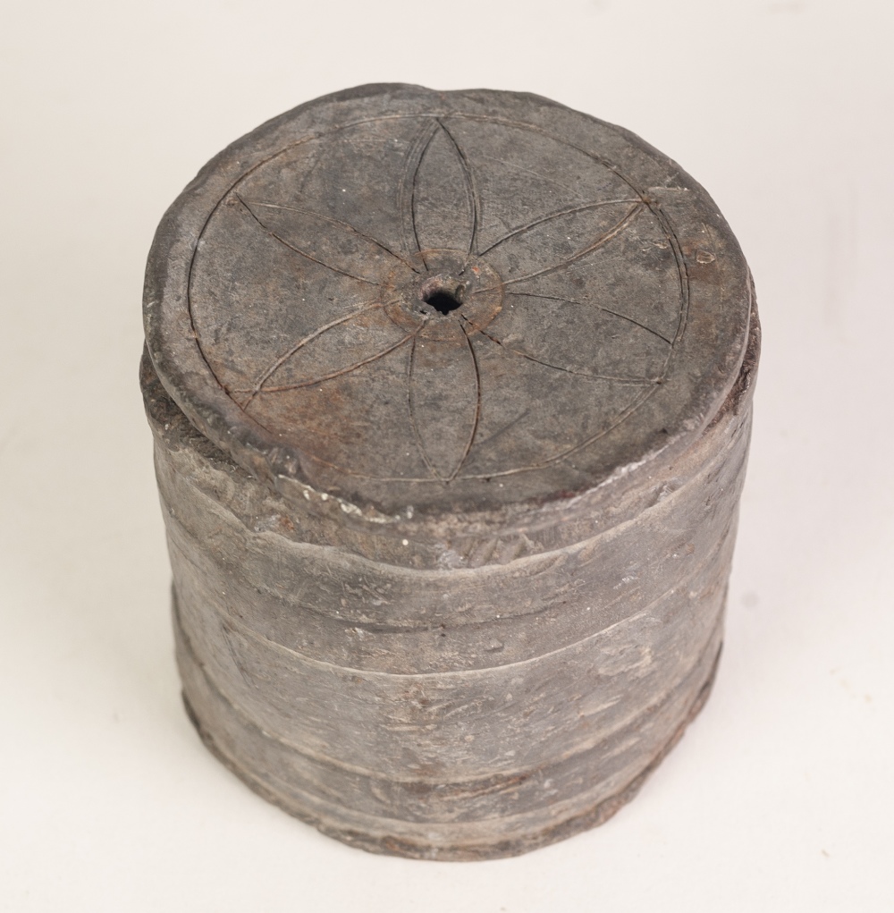 AN AGED LEAD TOBACCO CONTAINER with cover - Image 3 of 3