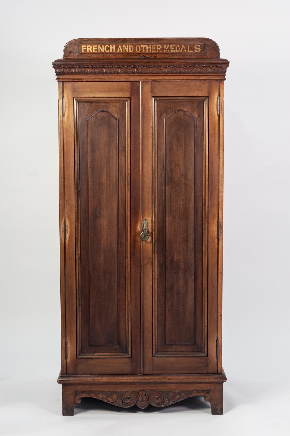 EARLY TWENTIETH CENTURY CARVED MAHOGANY MEDAL COLLECTORS CABINET, the moulded oblong top above a