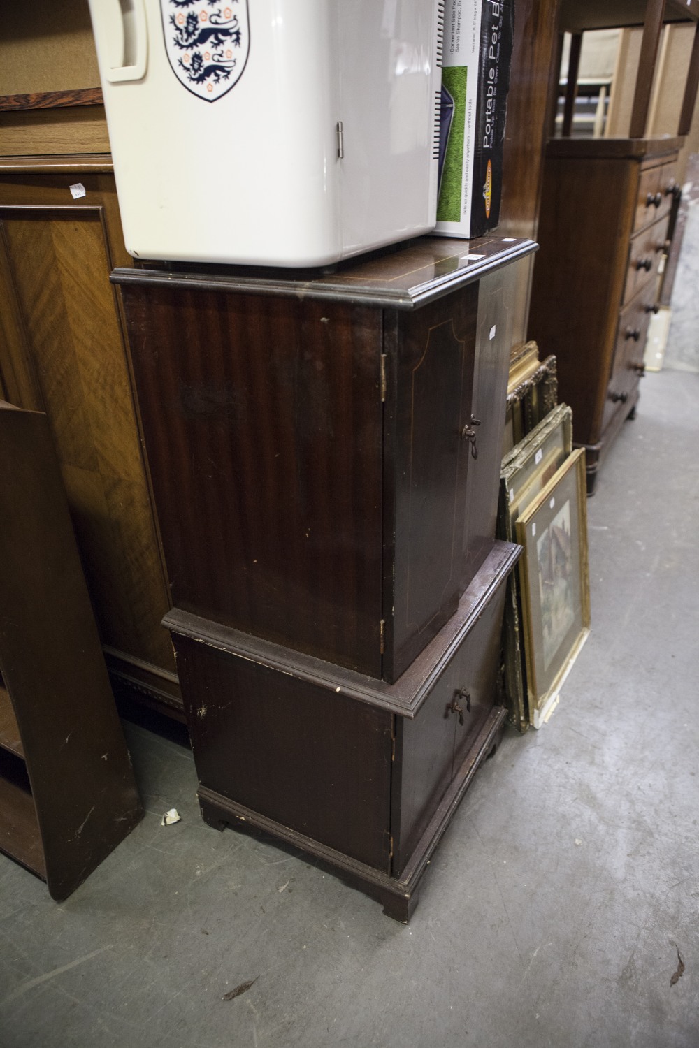 A MAHOGANY STEREO CABINET CONTAINING A PHILIPS FOUR SECTION STACKING STEREO SYSTEM WITH CD PLAYER