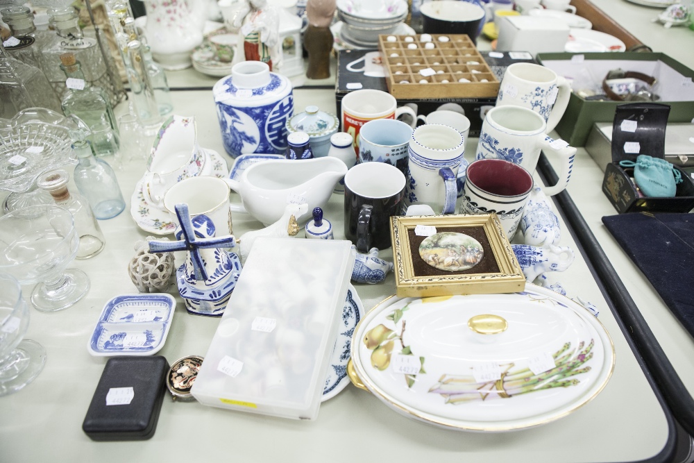 CHINA VARIOUS TO INCLUDE; CHINA THIMBLES, DELFT CHINA, GOLDEN JUBILEE BOXED, COMMEMORATIVE GIFT