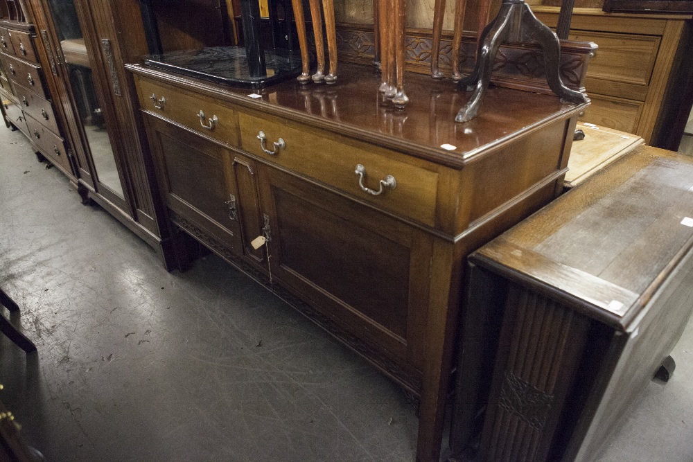 AN EARLY TWENTIETH CENTURY MAHOGANY SIDEBOARD, WITH BLIND FRET CARVED LEDGE BACK, TWO DRAWERS AND