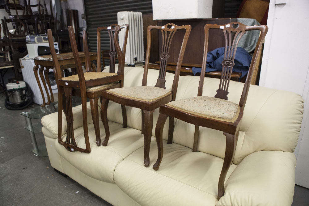 A SET OF FOUR EDWARDIAN CARVED MAHOGANY DRAWING ROOM SINGLE CHAIRS WITH PIERCED SPLAT BACKS