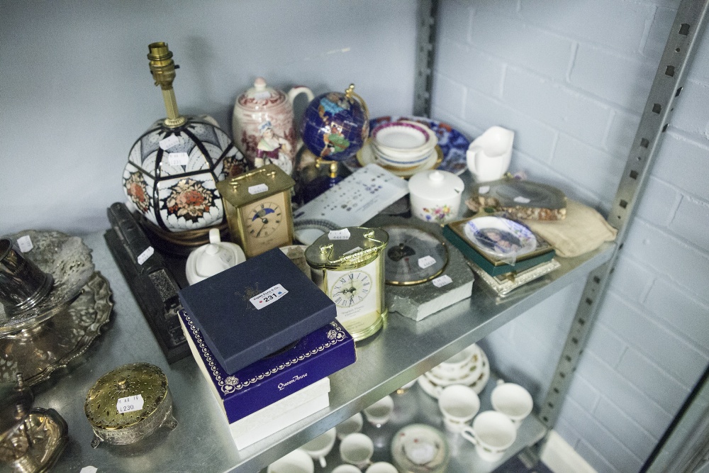 A COLLECTION OF ELKINGTON ELECTROPLATE TO INCLUDE AN EGG CUP ON STAND, A PIERCED BASKET WITH SWING