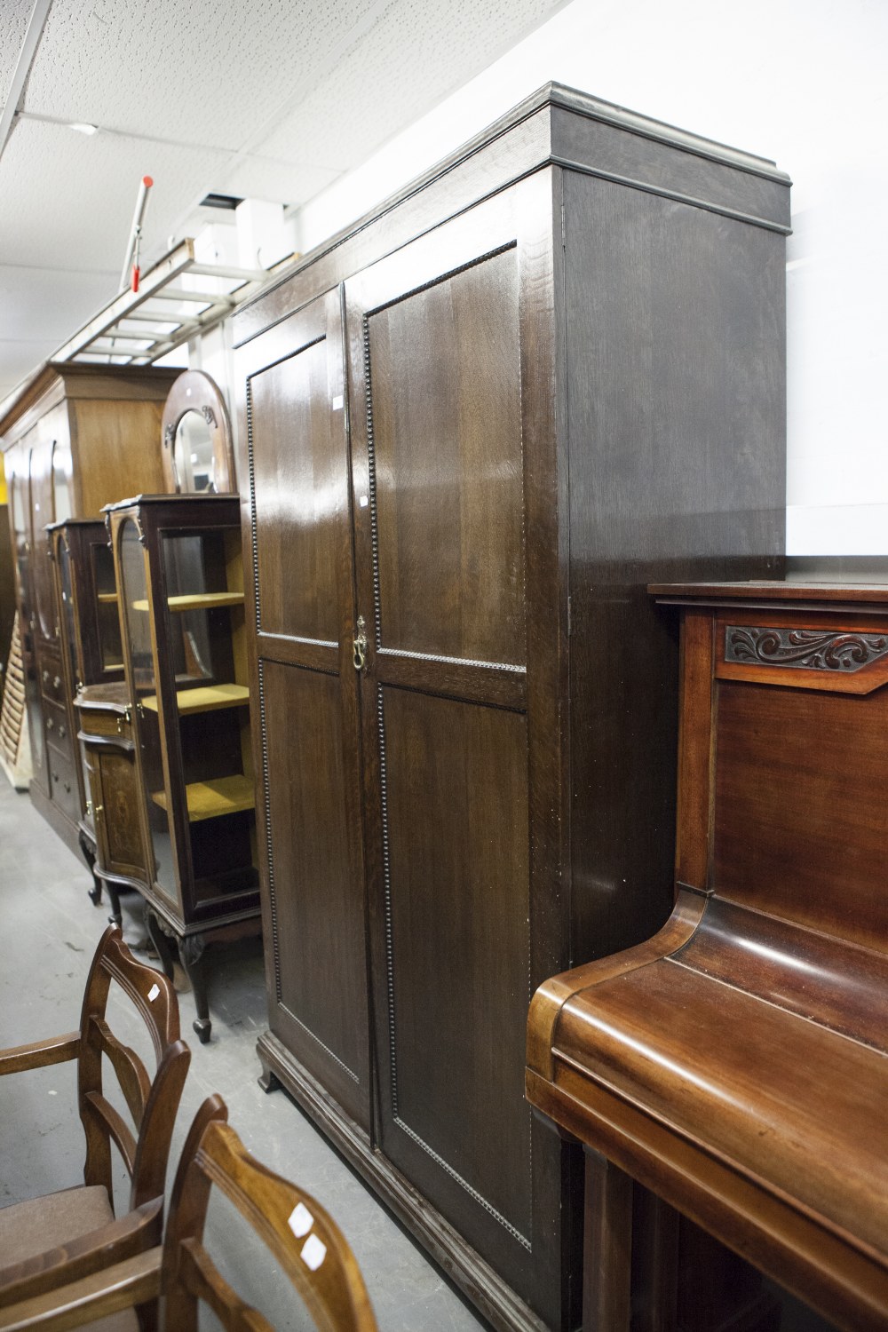 A QUARTERED MAHOGANY LINEN CUPBOARD WITH TWO DOORS, ON SQUARE TAPERING ELGS AND SPADE FEET, 2'2"