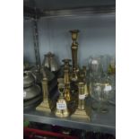 A COLLECTION OF TWENTIETH CENTURY BRASS WARES TO INCLUDE; TWO TALL CANDLESTICKS, FOUR SMALLER