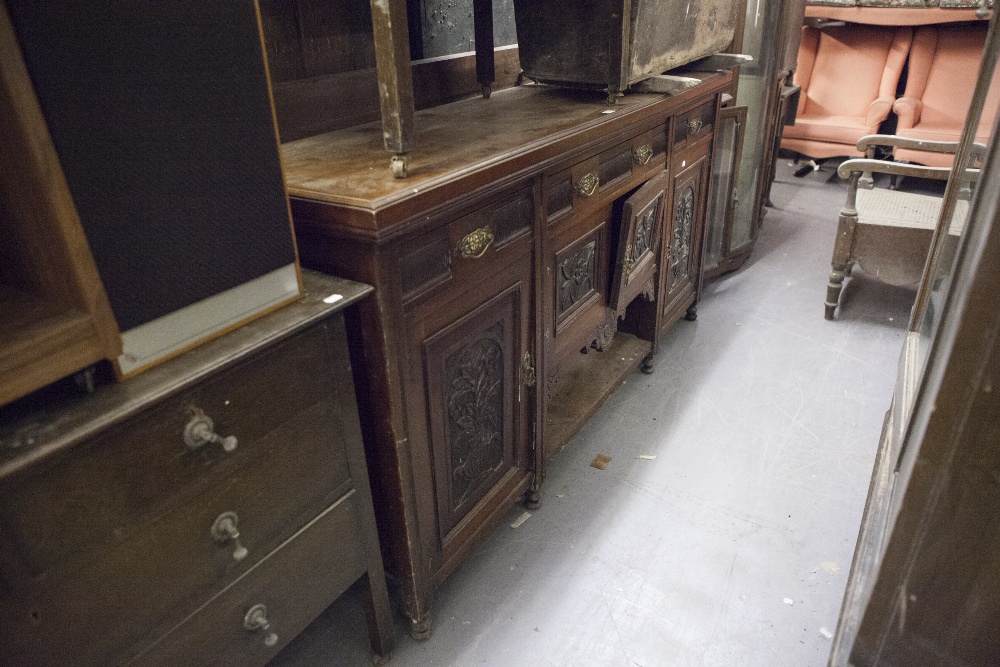 AN EARLY TWENTIETH CENTURY MAHOGANY SIDEBOARD, RAISED BACK, ONE LONG AND TWO SHORT DRAWERS, ONE