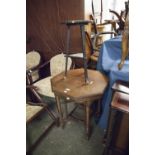 AN EDWARDIAN MAHOGANY OCTAGONAL TOP TABLE, ON TURNED SUPPORTS HAVING UNDERTIER WITH PIERCED GALLERY,