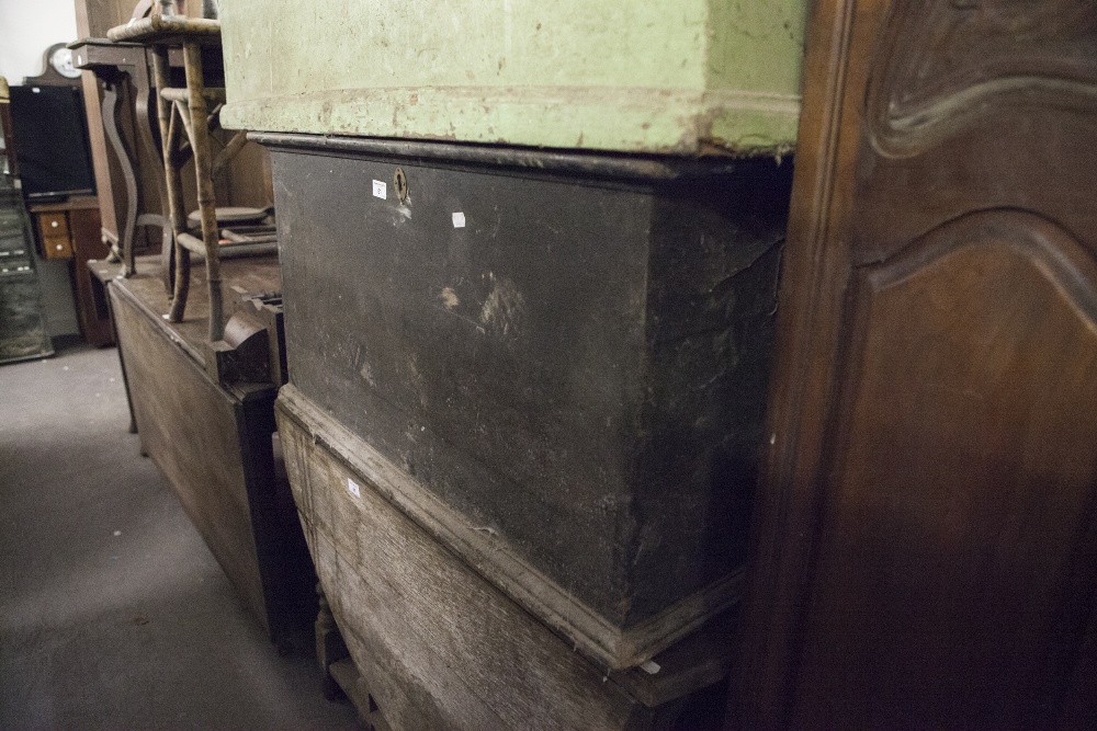 A LATE NINETEENTH CENTURY OAK CARRYING TRUNK, PAINTED BLACK, BRASS LOCK PLATE ON PLINTH BASE