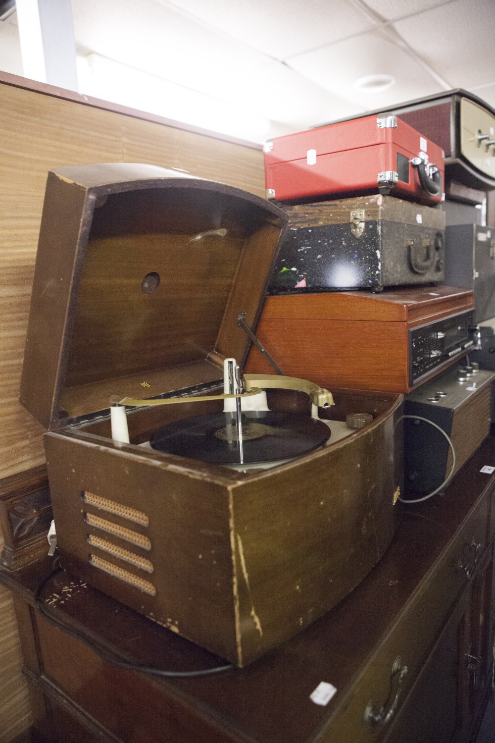 SIX VARIOUS VINTAGE RECORD PLAYERS - Bild 2 aus 2