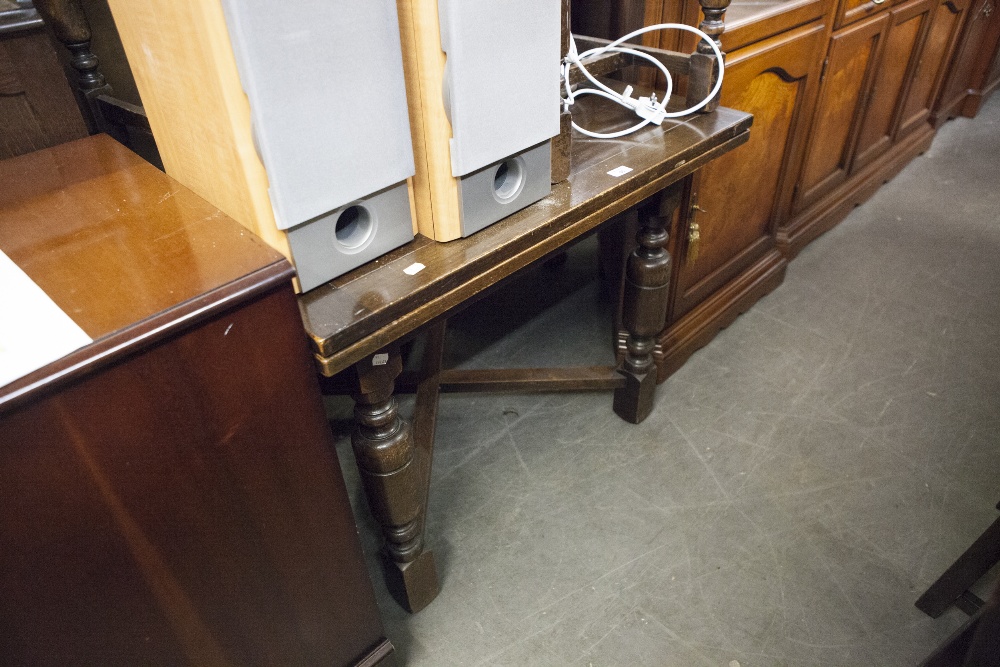 AN OAK DRAW LEAF DINING TABLE WITH SALTIRE STRETCHER AND THE FOUR MATCHING LATH BACK DINING