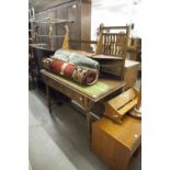 AN EDWARDIAN WRITING TABLE WITH RAISED BACK HAVING DRAWERS AND COMPARTMENTS OVER LEATHER INSET