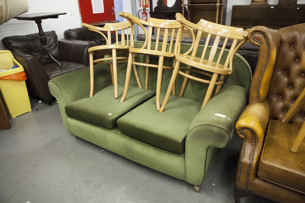 AN EARLY TWENTIETH CENTURY SETTEE WITH FALL-END, RE-UPHOLSTERED IN GREEN VELVET