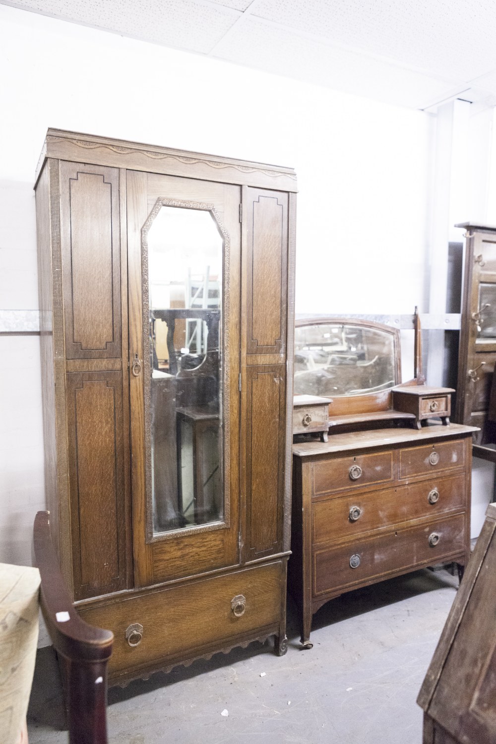 AN EARLY TWENTIETH CENTURY OAK DRESSING CHEST, THE SHAPED SWING MIRROR ON STAND WITH DRAWER TO