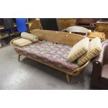 A RETRO VINTAGE ERCOL STUDIO COUCH/SOFA DAY BED WITH LOOSE CUSHIONS