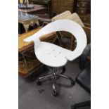 A MODERN REVOLVING DESK CHAIR, WITH WHITE MOULDED PLASTIC SEAT, BRIGHT STEEL FIVE SPUR BASE