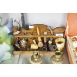 AN OAK PIPE RACK AND SIX VARIOUS TOBACCO PIPES AND A HORN BEAKER