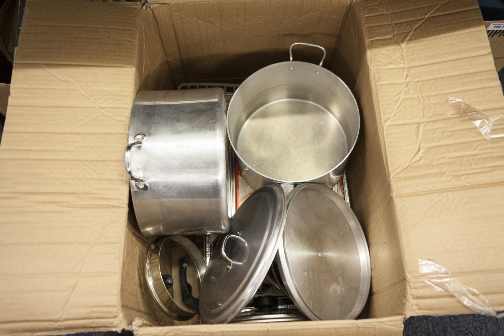 A COLLECTION OF ALUMINIUM COOKING PANS, LARGE EXAMPLES WITH LIDS, NON-STICK FRYING PANS, INCLUDING - Image 2 of 2