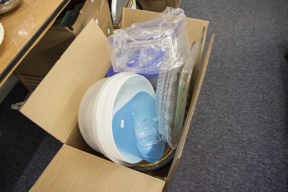 A SELECTION OF MELAMINE MIXING BOWLS, VARIOUS SIZES AND VARIOUS TUPPERWARE BOXES