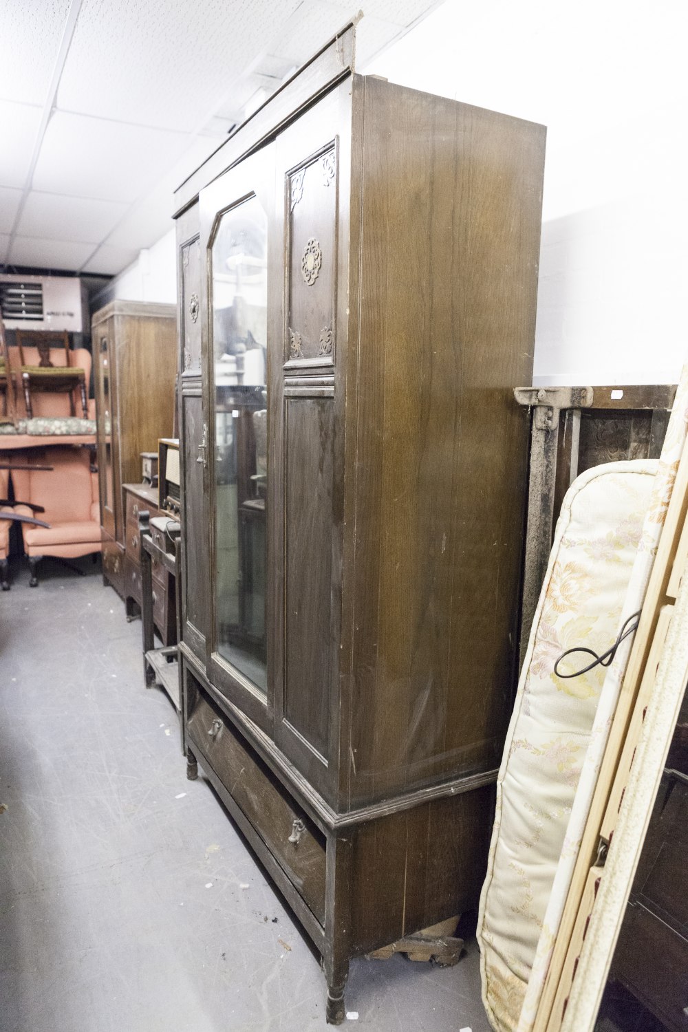 AN EARLY TWENTIETH CENTURY OAK THREE PIECE BEDROOM SUITE, COMPRISING; DRESSING CHEST WITH SHAPED