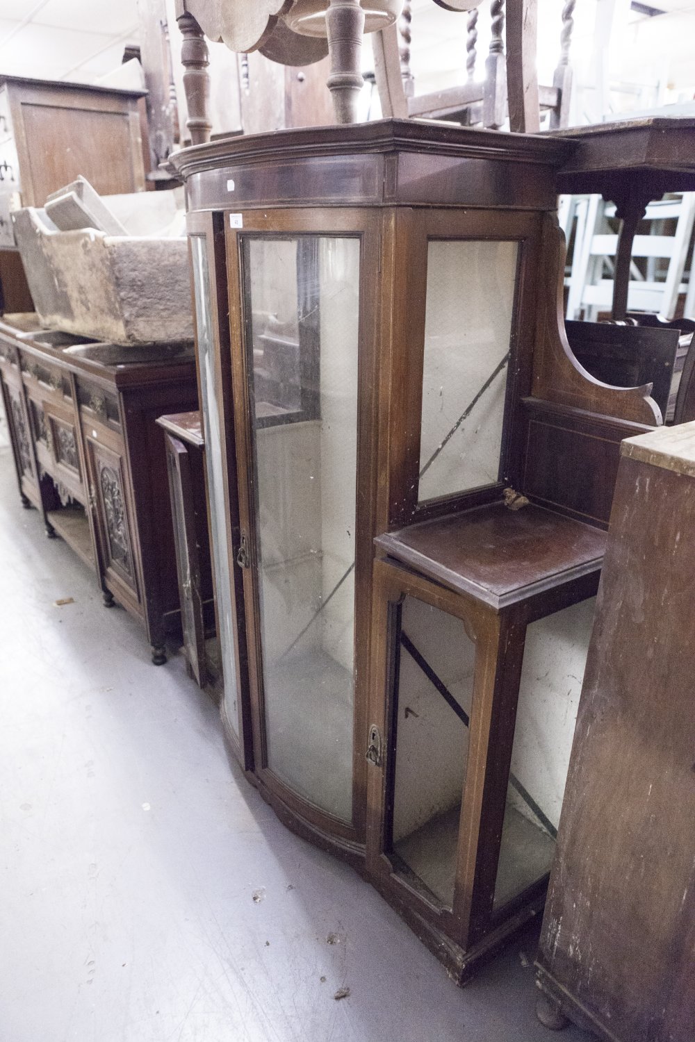 AN EARLY TWENTIETH CENTURY BREAKFRONT DISPLAY CABINET (PREVIOUS DISPLAY STAND) WITH CHEQUER BOARD