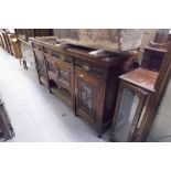 AN EARLY TWENTIETH CENTURY MAHOGANY SIDEBOARD, RAISED BACK, ONE LONG AND TWO SHORT DRAWERS, ONE