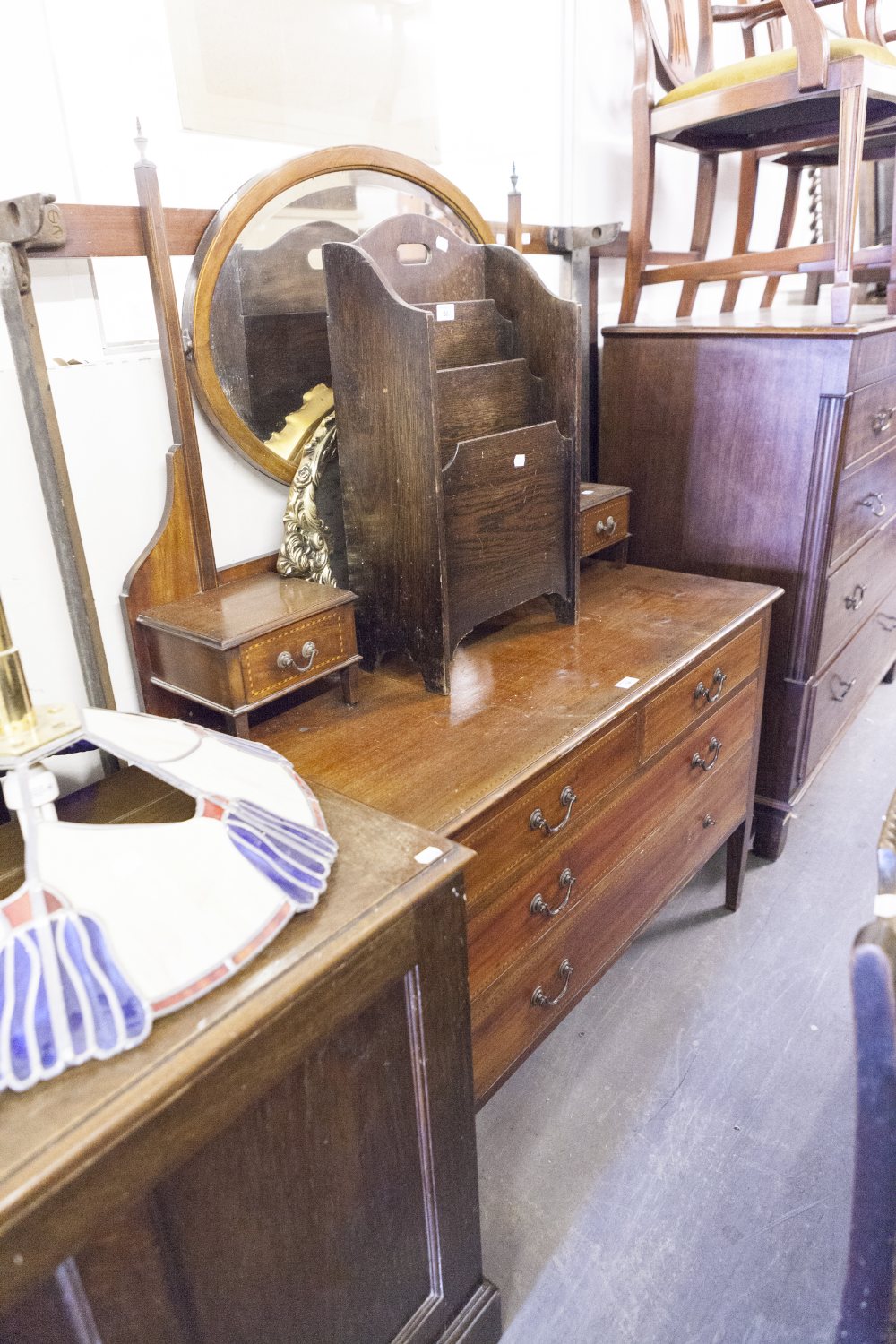 A MAHOGANY AND INLAID DRESSING TABLE WITH CENTRAL SWING MIRROR AND A MATCHING DOUBLE BEDSTEAD (2)