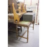 AN EDWARDIAN WRITING TABLE WITH RAISED BACK HAVING DRAWERS AND COMPARTMENTS OVER LEATHER INSET