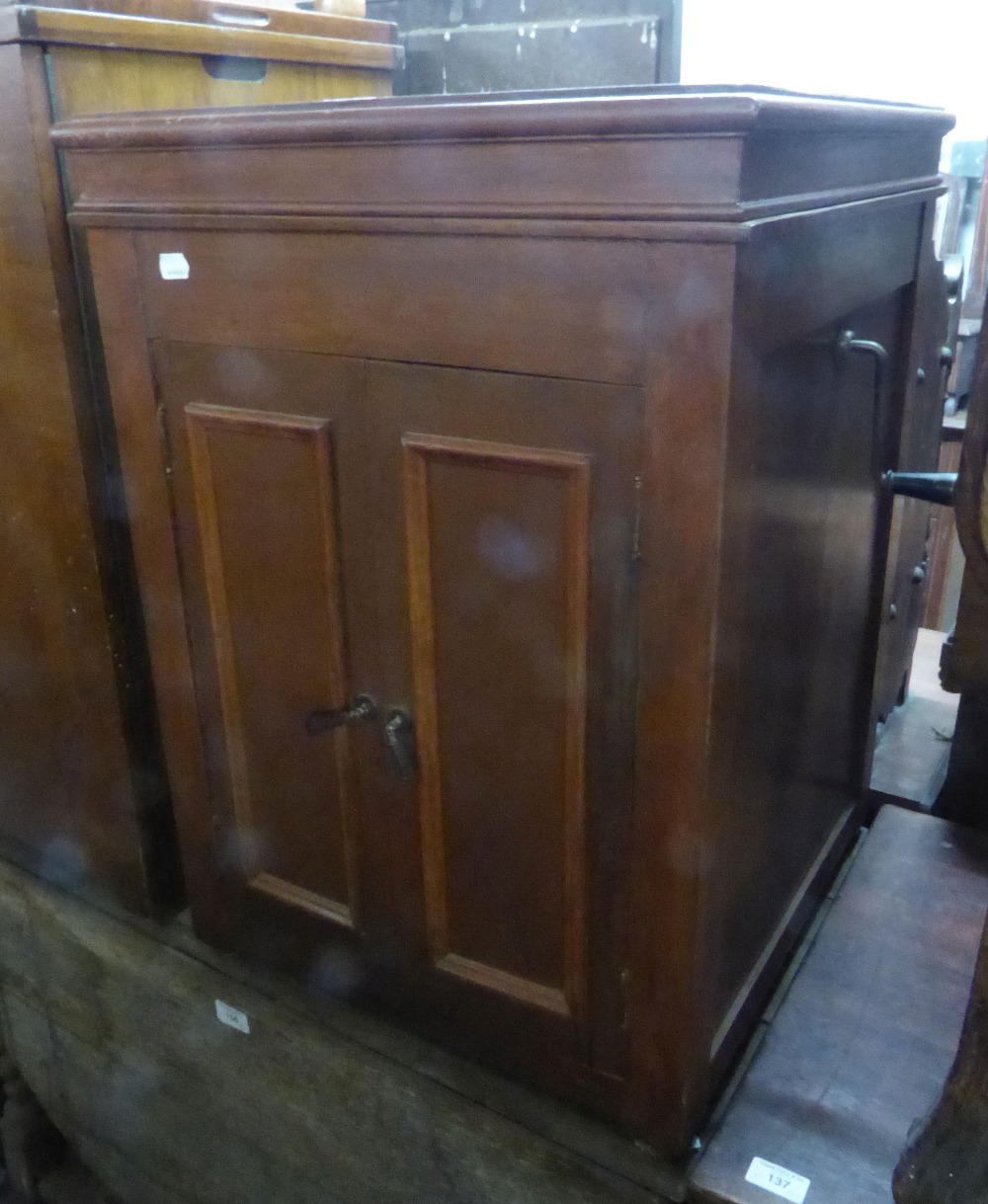 'MELODIST' SPRING DRIVEN GRAMOPHONE, IN TWO DOOR CABINET AND A GOOD SELECTION OF SHEET AND BOUND