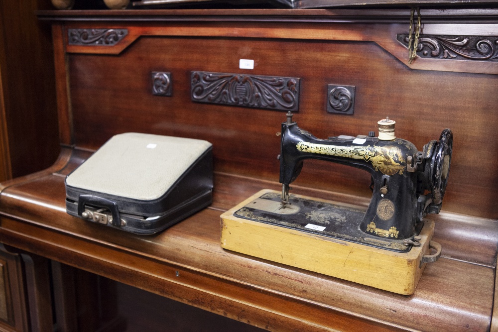 SINGER MANUAL PORTABLE SEWING MACHINE AND A LILLIPUT SMALL MANUAL TYPEWRITER IN CASE