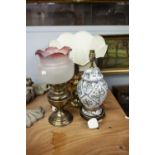 GILT METAL TABLE OIL LAMP WITH PINT TINTED FROSTED GLASS SHADE, MODERN PORCELAIN VASE AD COVER TABLE