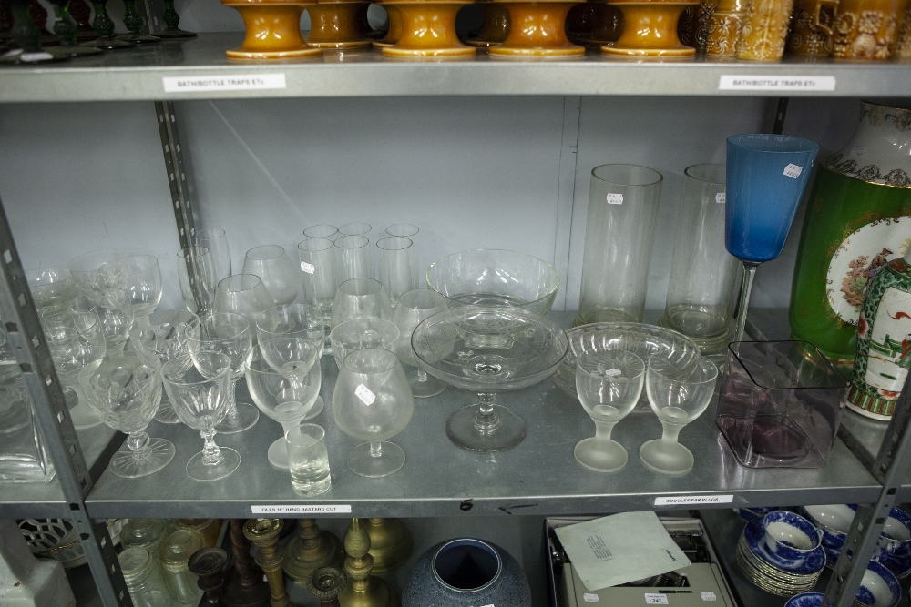 GLASSWARES TO INCLUDE; DECANTER AND STOPPER, SUNDRY STEM WINES, BOWLS ETC.... - Image 2 of 2