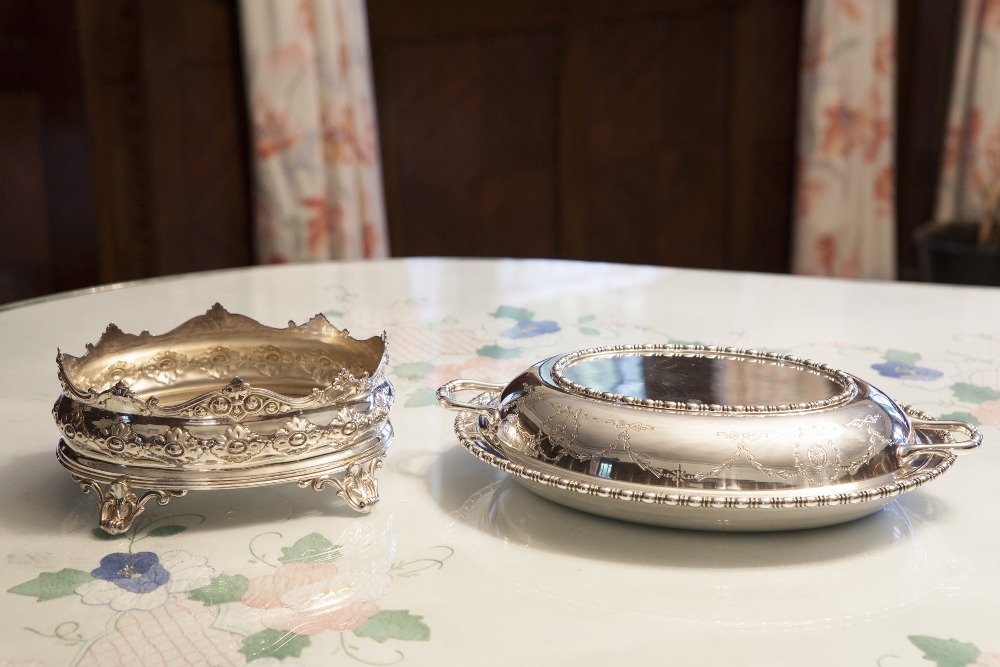 AN ELECTROPLATE OVAL ENTRÉE DISH AND TWO HANDLED FESTOON ENGRAVED COVER, EMBOSSED EGG AND DART