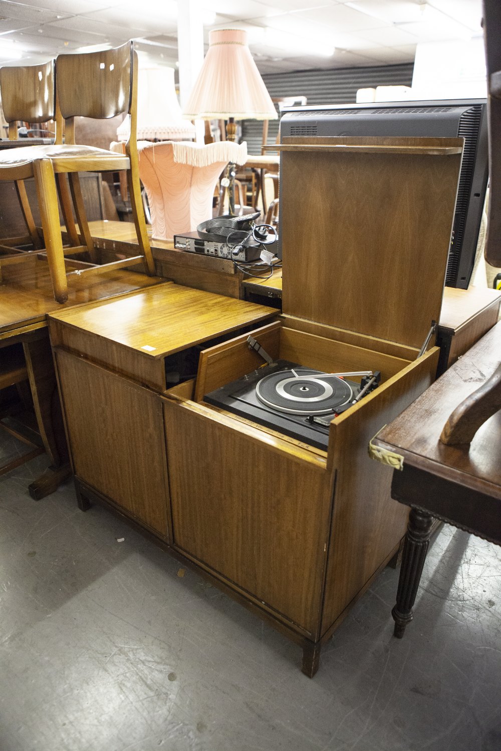 A MAHOGANY GRAMOPHONE CABINET WITH GARRARD 40B RECORD TURNTABLE