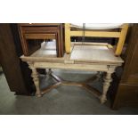 VICTORIAN OAK EXTENDING DINING TABLE, THE PULL-OUT TOP ON TURNED SUPPORTS WITH 'Y' STRETCHER