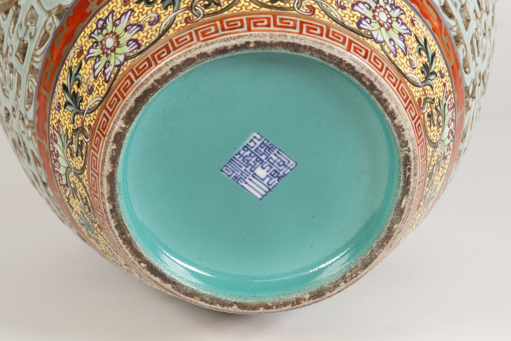 A FINE CHINESE PORCELAIN DOUBLE WALLED RETICULATED VASE, THE OVOID BODY PIERCED WITH PALE BLUE - Image 7 of 9