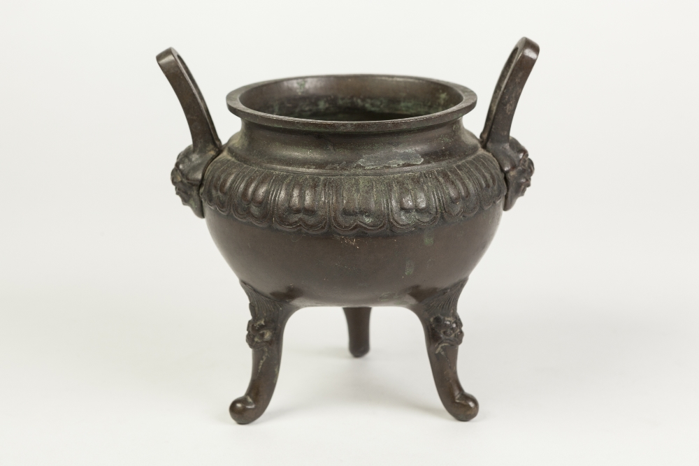 A CHINESE LATE QING DYNASTY TWO HANDED BRONZE INCENSE BURNER, the rectangular section loop handles - Image 3 of 5