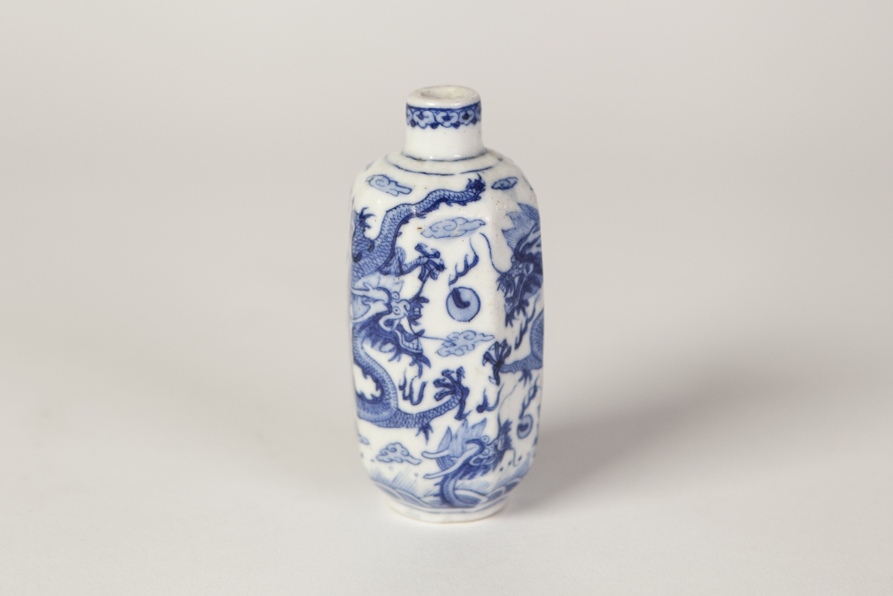 A CHINESE PORCELAIN OCTAGONAL SNUFF BOTTLE (minus stopper), finely painted in underglaze blue with - Image 2 of 3