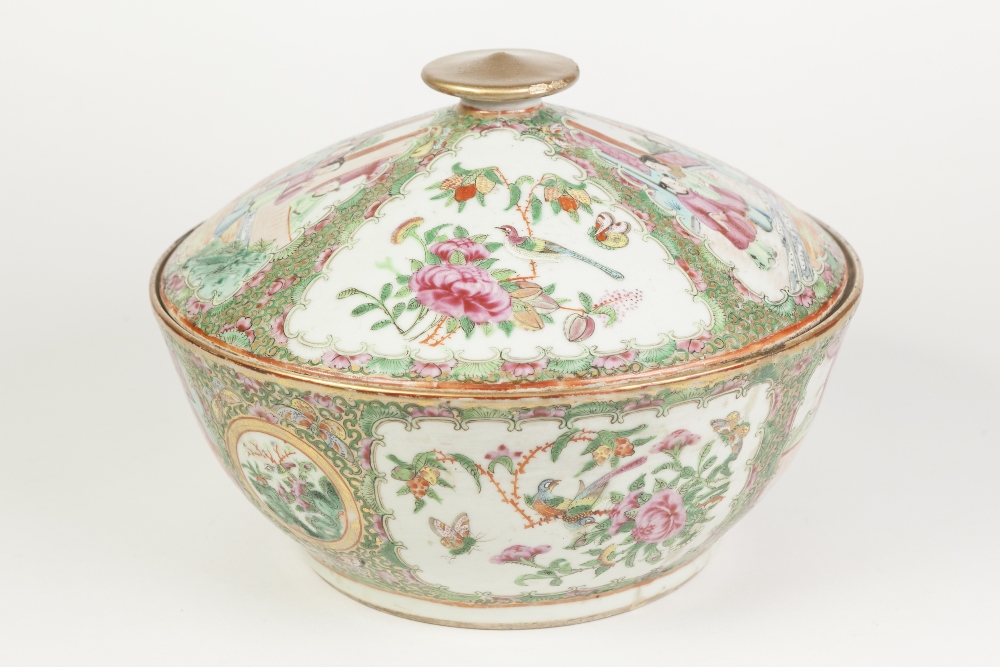 A CHINESE QING DYNASTY EXPORT WARE CANTON DECORATED COVERED BOWL, with single handle, decorated - Image 2 of 4