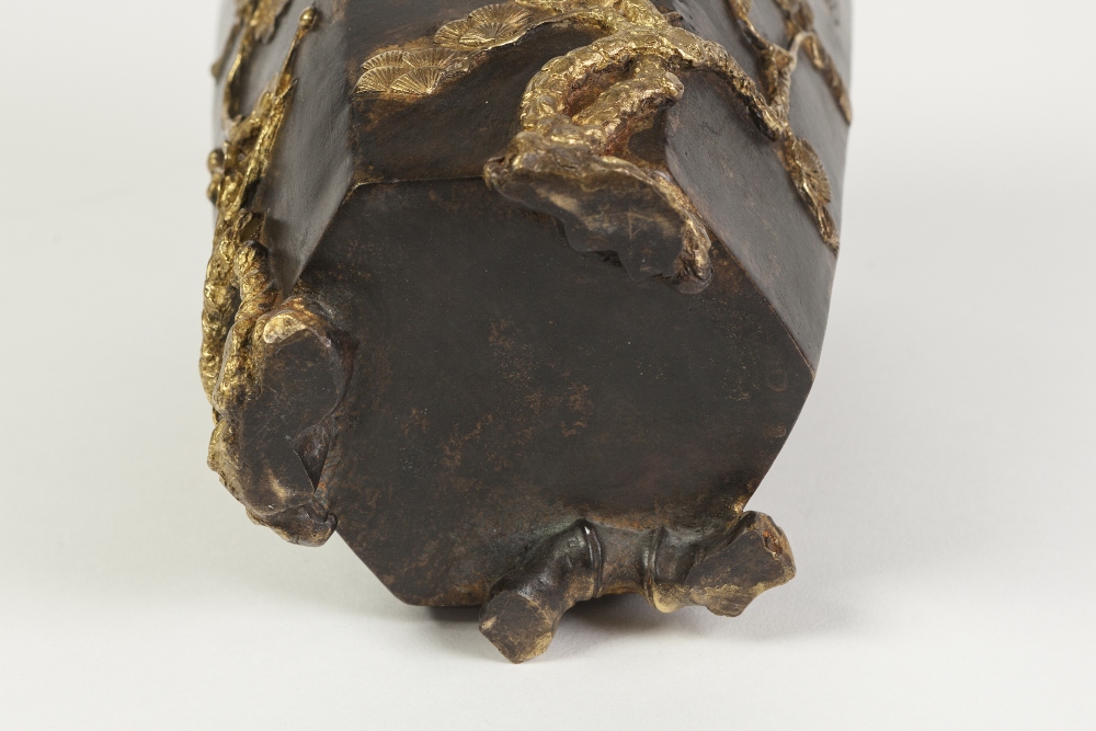 A GOOD CHINESE QING DYNASTY PATINATED AND PARCEL GILDED BRONZE HEXAGONAL TAPERED VASE, in case and - Image 4 of 4