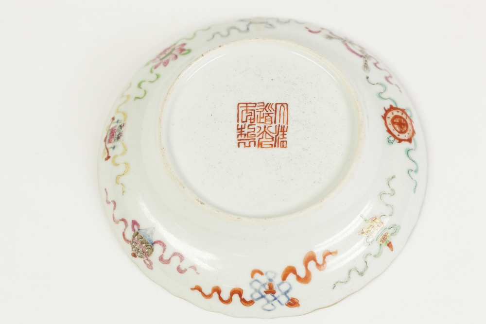 A CHINESE QING DYNASTY PORCELAIN OGEE SHAPED BOWL, with gilt edged polyfoil rim, painted in - Image 3 of 3